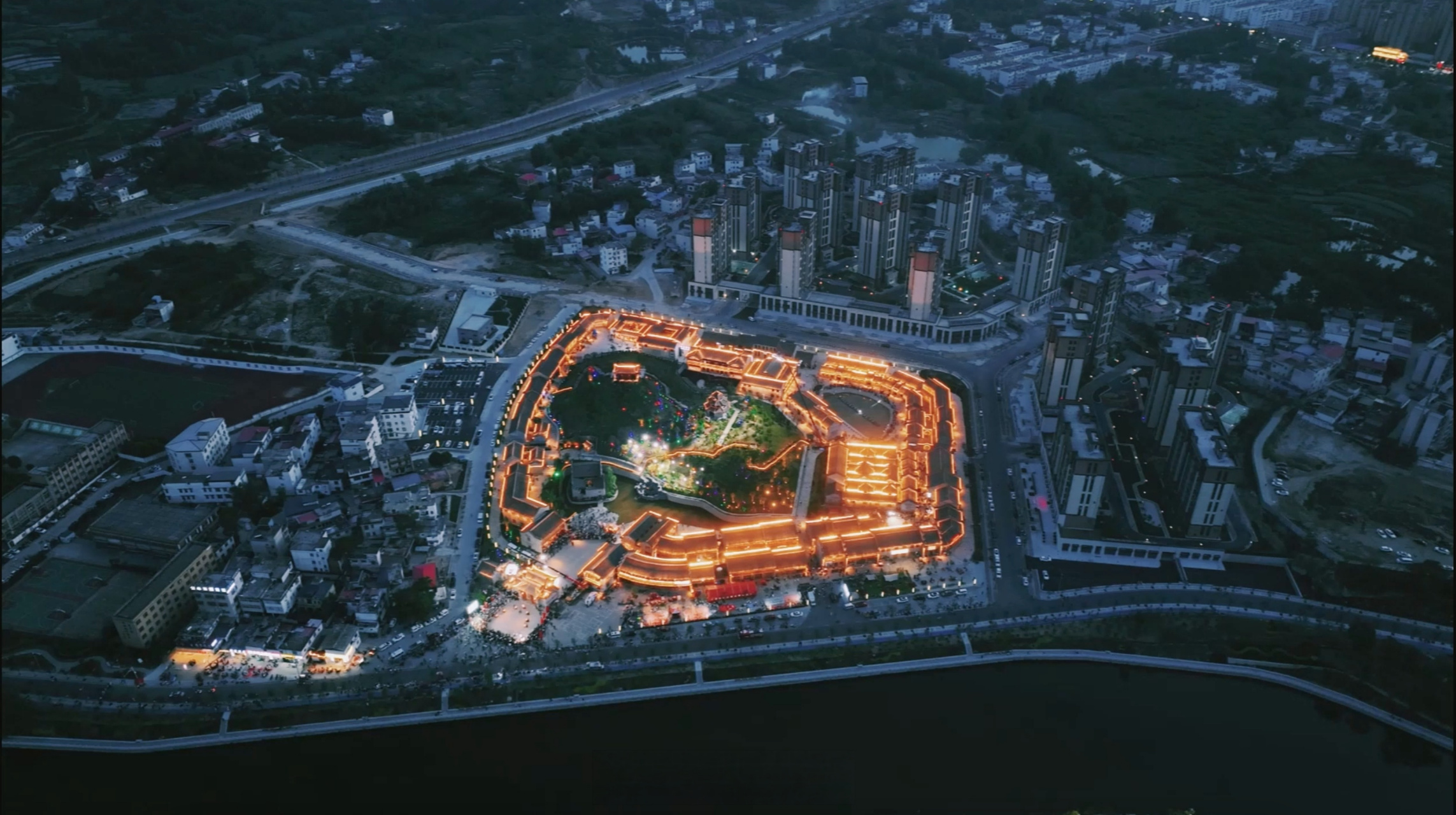 今晚信阳商城逗街上演实景演艺# 就在今晚19:00,#商城沉浸式实景岩照