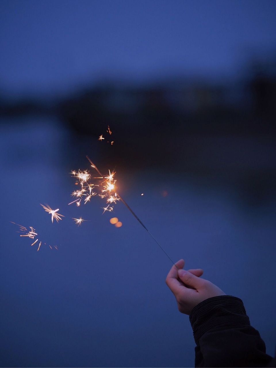 仙女棒烟花拍出氛围感照片 用仙女棒拍出氛围感图片 这组照片是和朋友