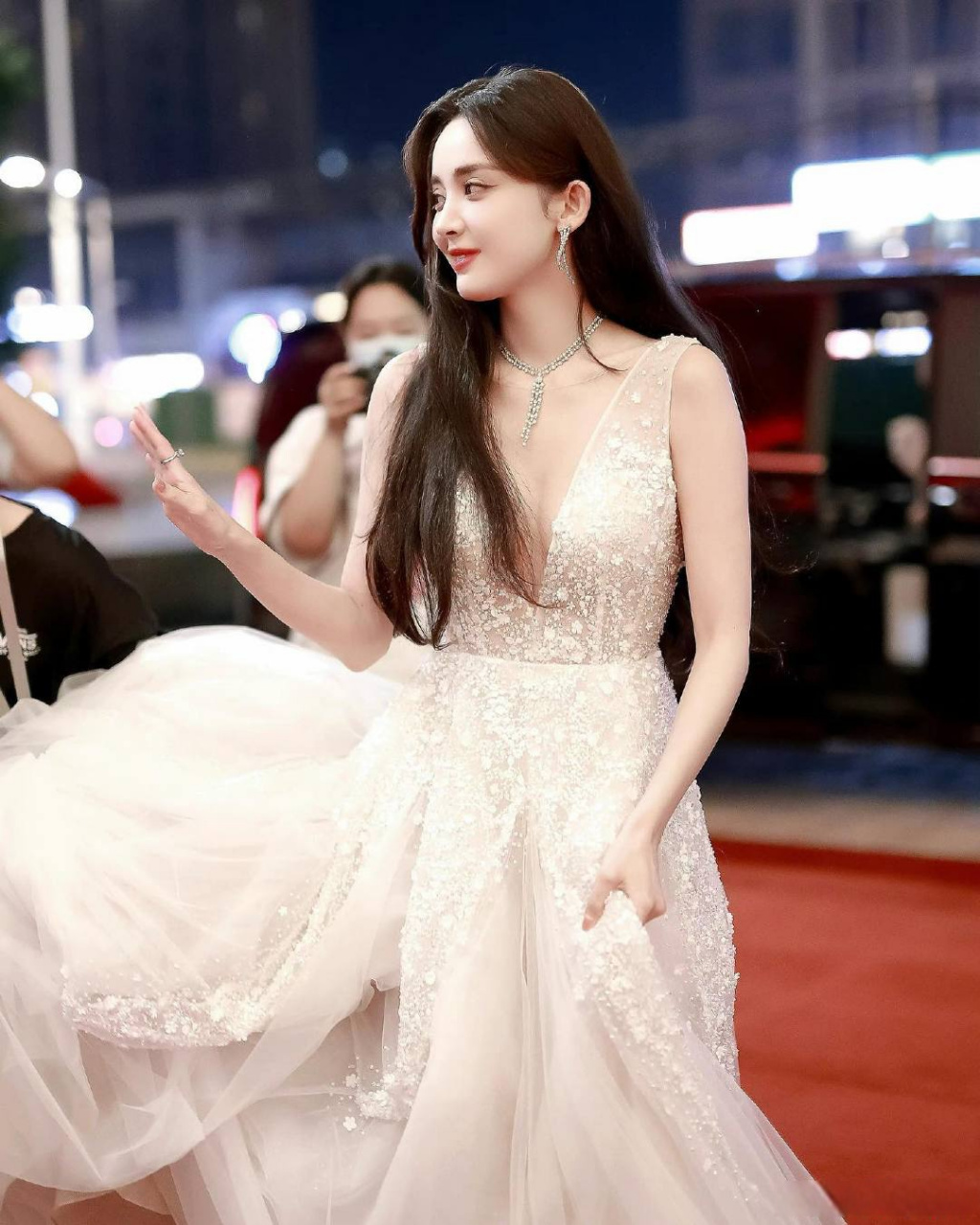 古力娜扎# 白色深v礼服,性感精致!