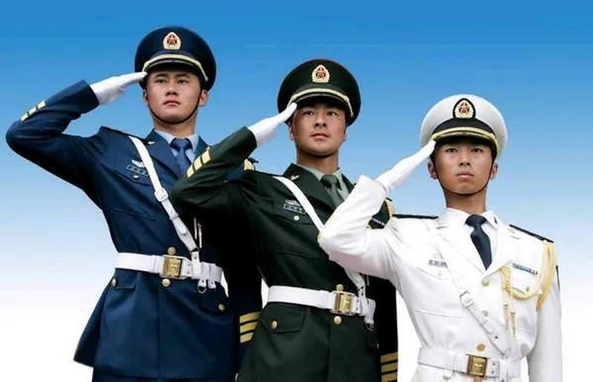 新兵连时,刚学敬礼那会,大家走在路上不管见了干部还是老兵都要敬一个