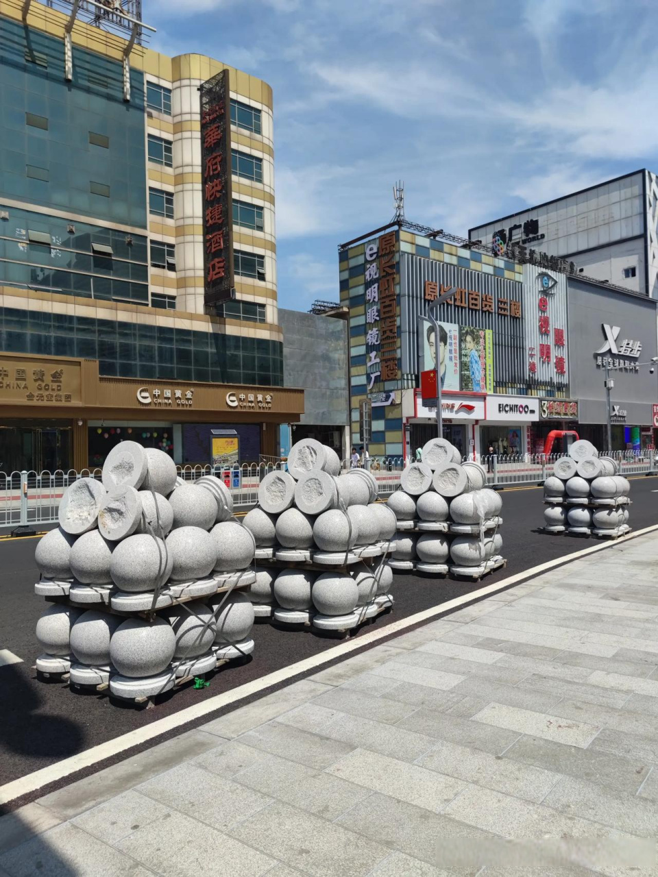 天津塘沽金街解放路来了好多小石墩.