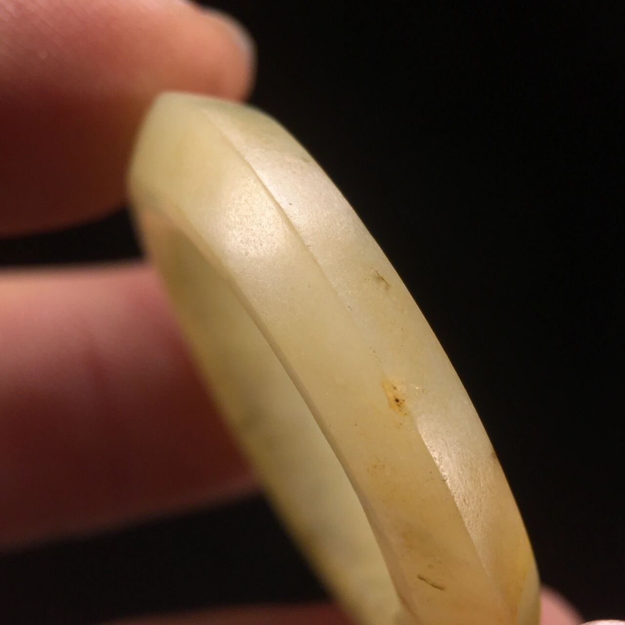 汉代三才环 玉环以黄玉为材,玉质致密温润,光气熟润,局部受沁,随玉环