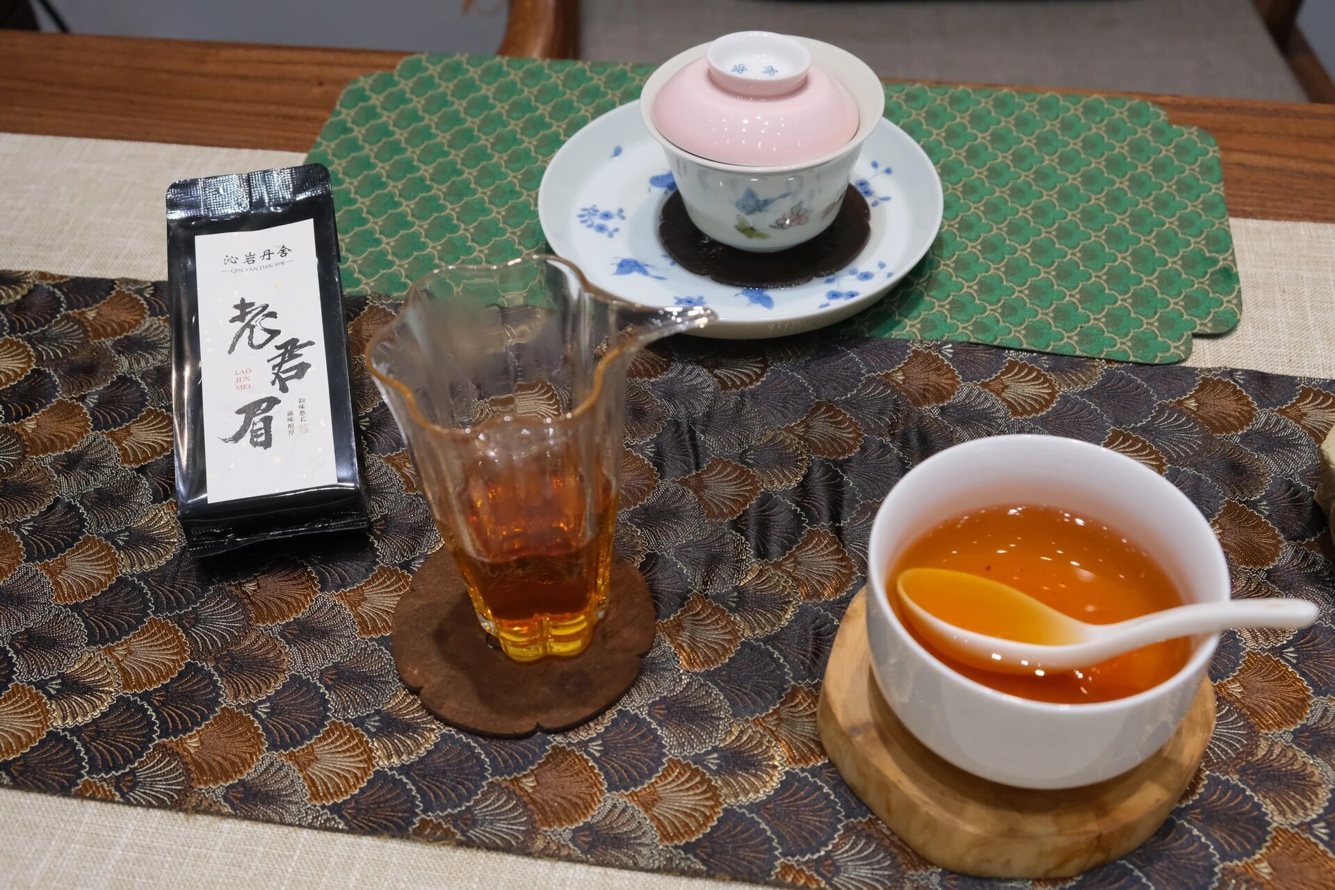 其成名来自于红楼梦中妙玉提到的老君眉,关于这种茶的来源一般有两种