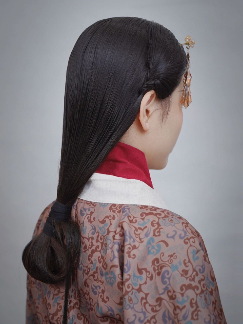 西汉时期女子装束  汉代女性平日着深衣,下摆剪裁 成斜角的称"曲裾"