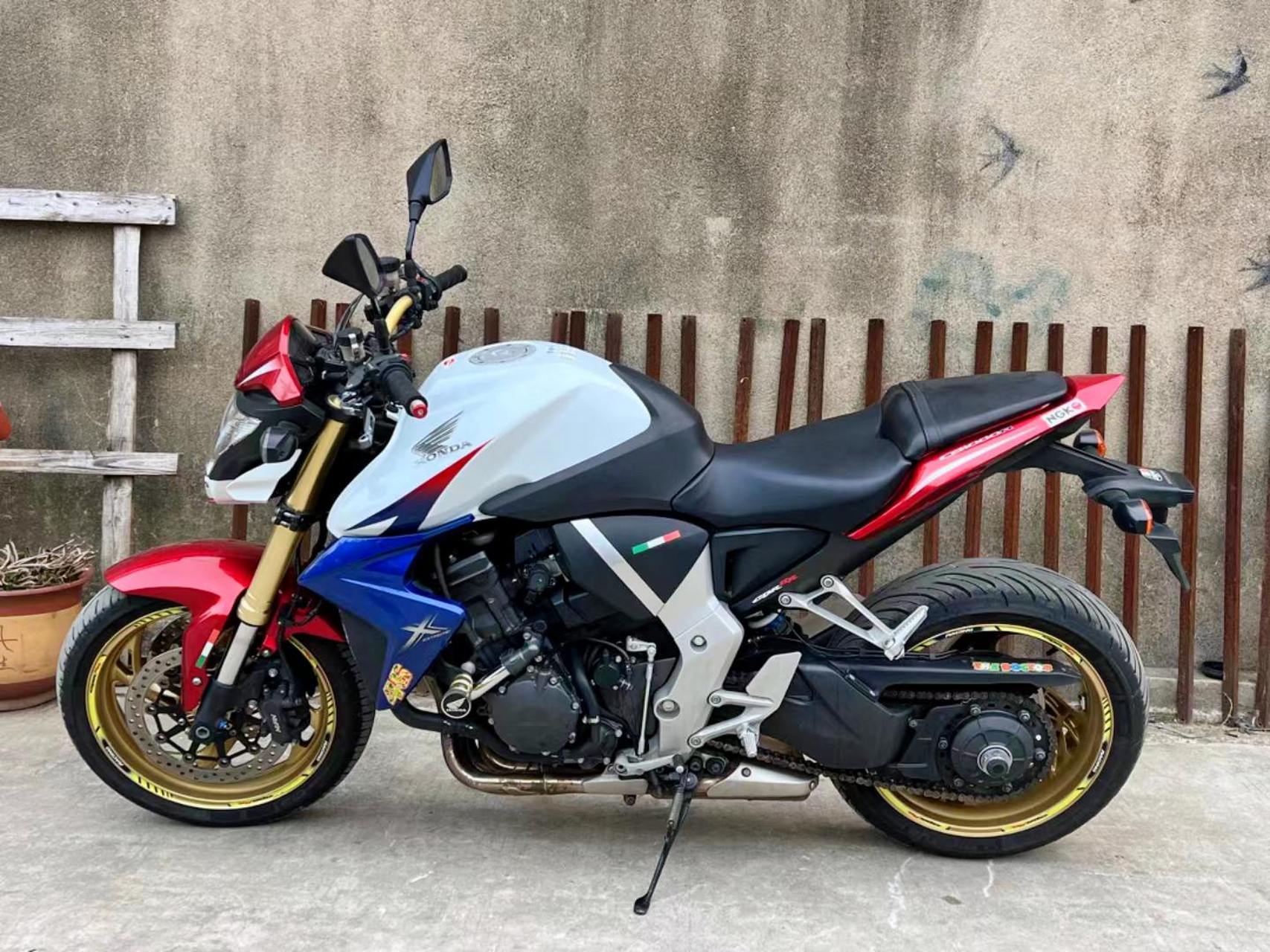 本田变异大黄蜂cb1000r 防毒面具 高配abs 原版原漆国外发的全新车(带