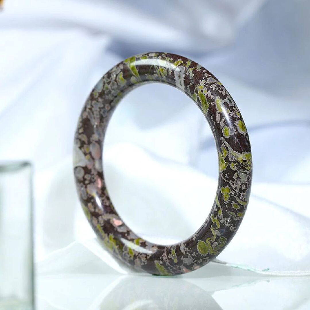 名称:梅花玉(玉石本身五颜六色的梅花图案)(独产于河南洛阳汝阳县)