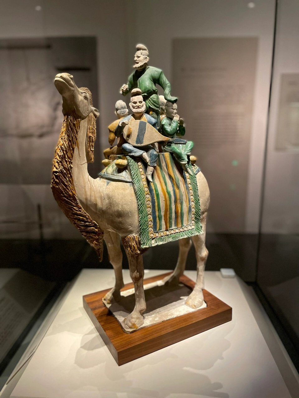 06唐代陶骆驼载乐舞三彩俑,也称为唐代骑驼乐舞三彩俑,唐代陶器,于