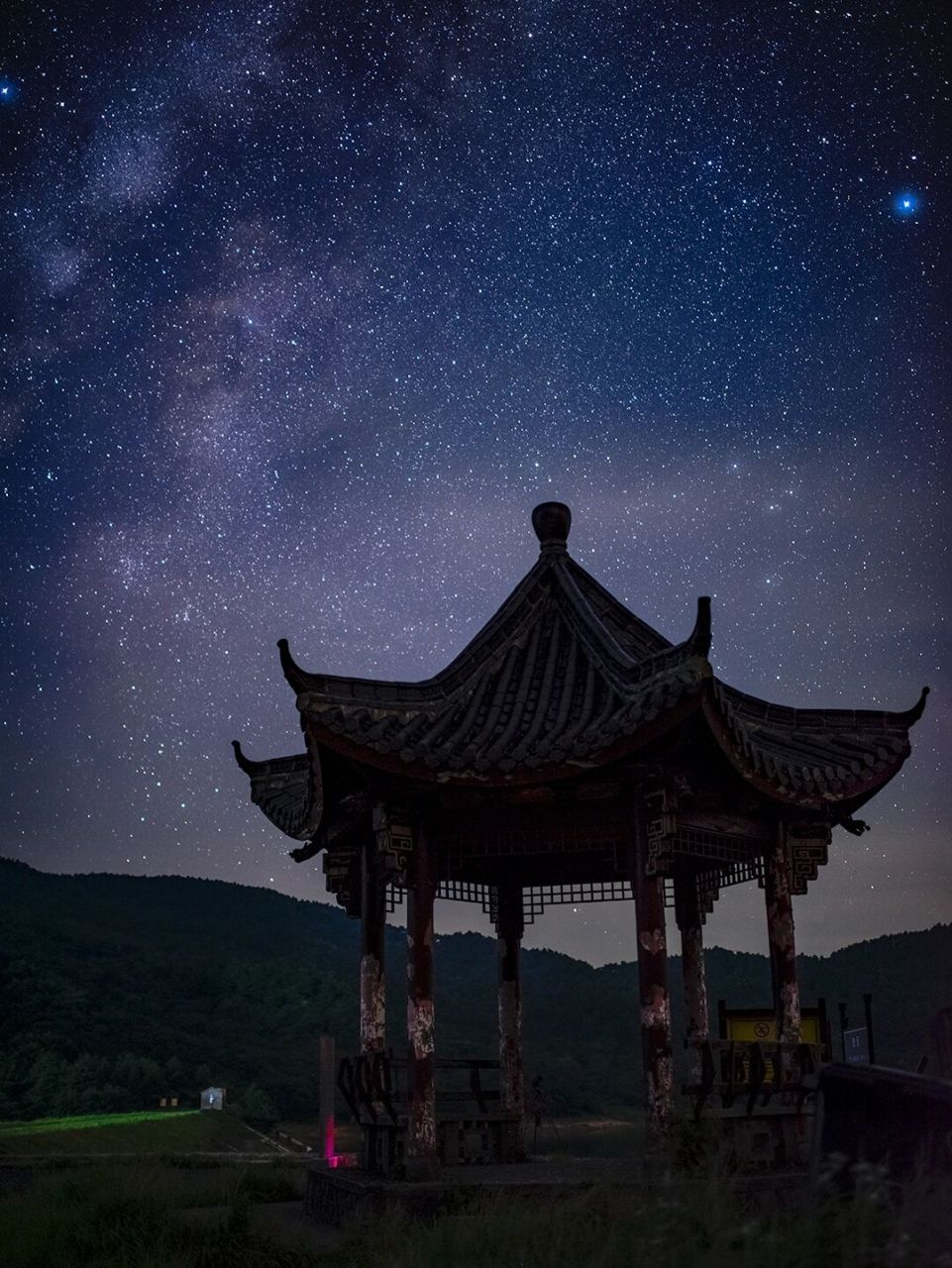 季夏夜的星空,杭州浙西天池今年份的银河 上次我拍银拱失败,就决定要