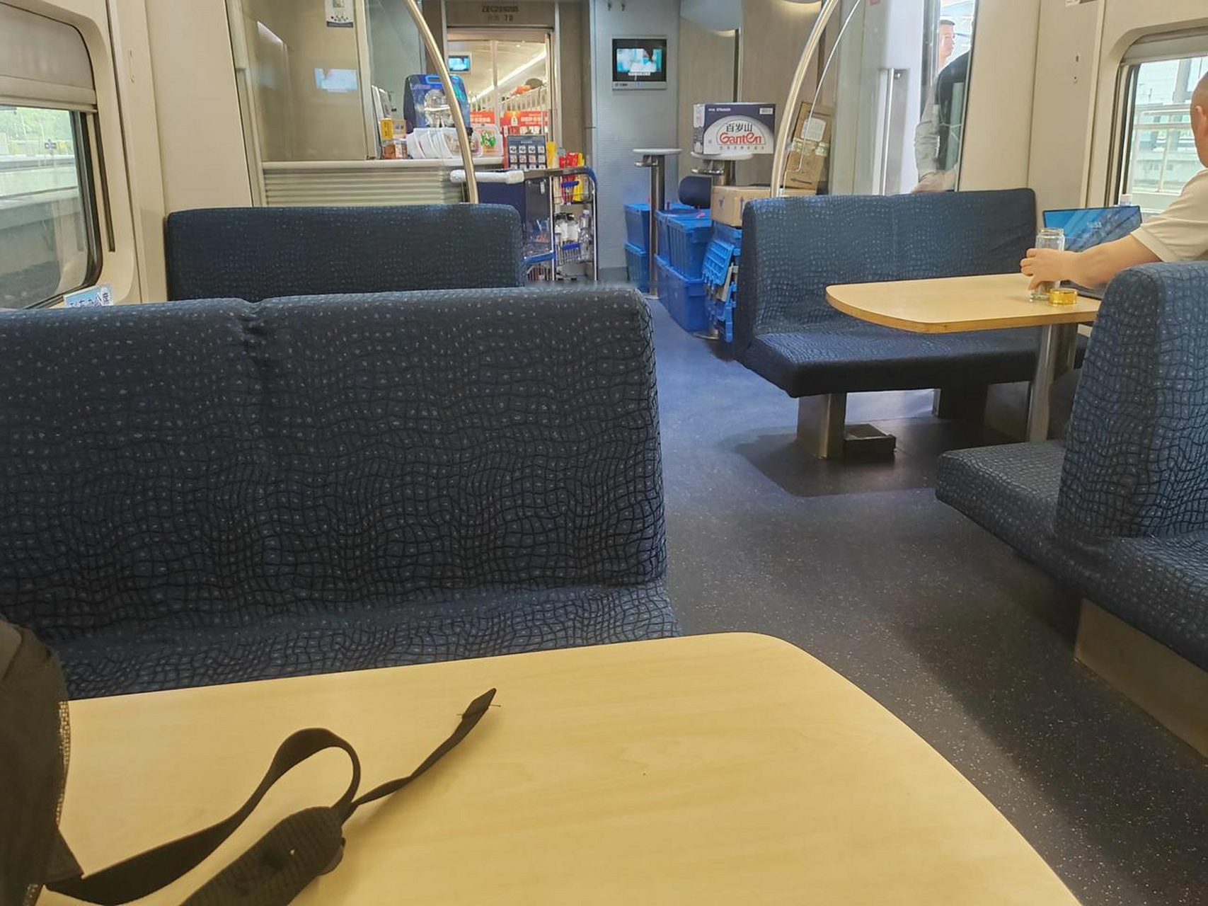 感动天感动地,高铁餐车竟然不强制消费也可以免费坐了 买了张无座的