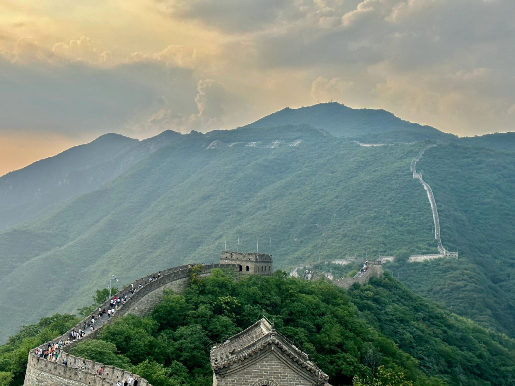 慕田峪长城简介 慕田峪长城,位于北京市怀柔区渤海镇慕田峪村,距北京