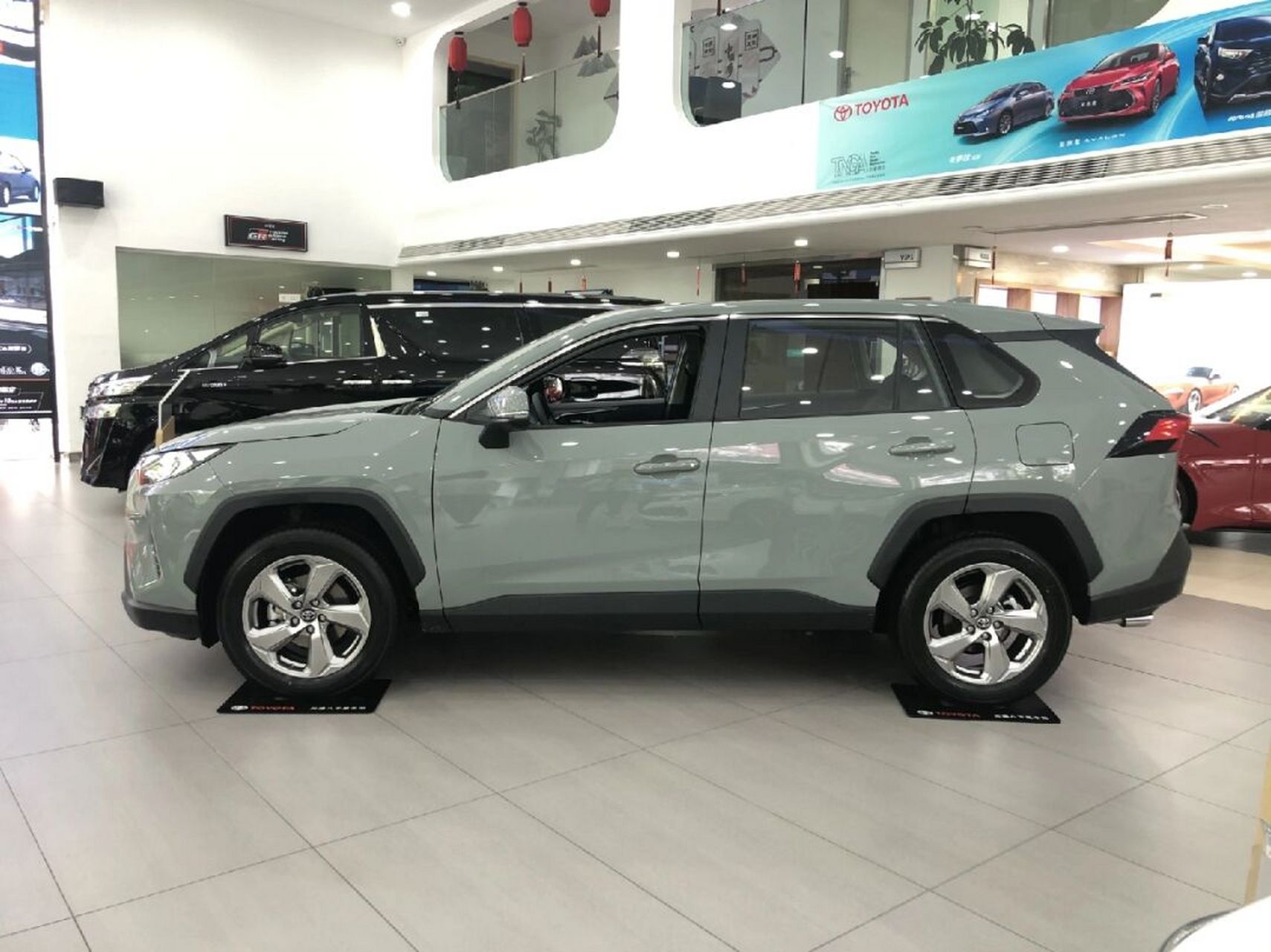 米兰卡其色荣放可能更适合年轻的朋友们! 这个颜色耐脏不老气值得拥有