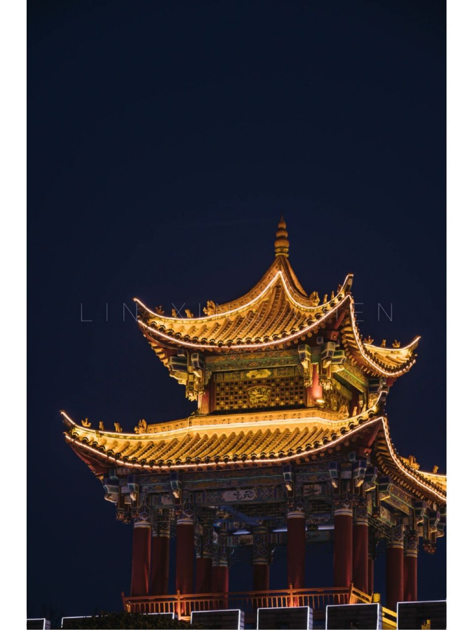 眼前灯火辉煌的画面是属于曲靖南城门独有的夜景