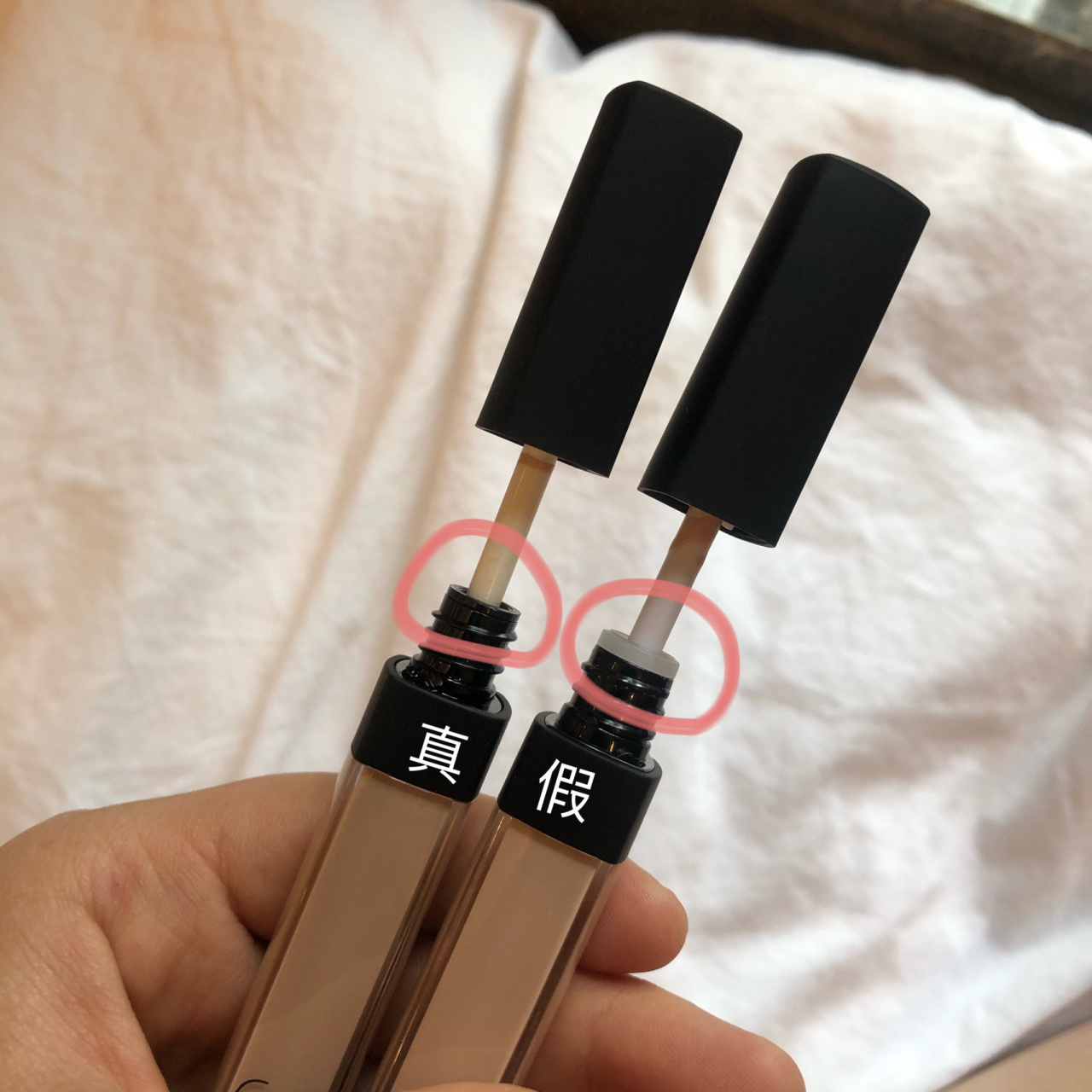 nars遮瑕真假对比 图1 底部留白对比 假货留白多 图2 瓶口对比 假货有