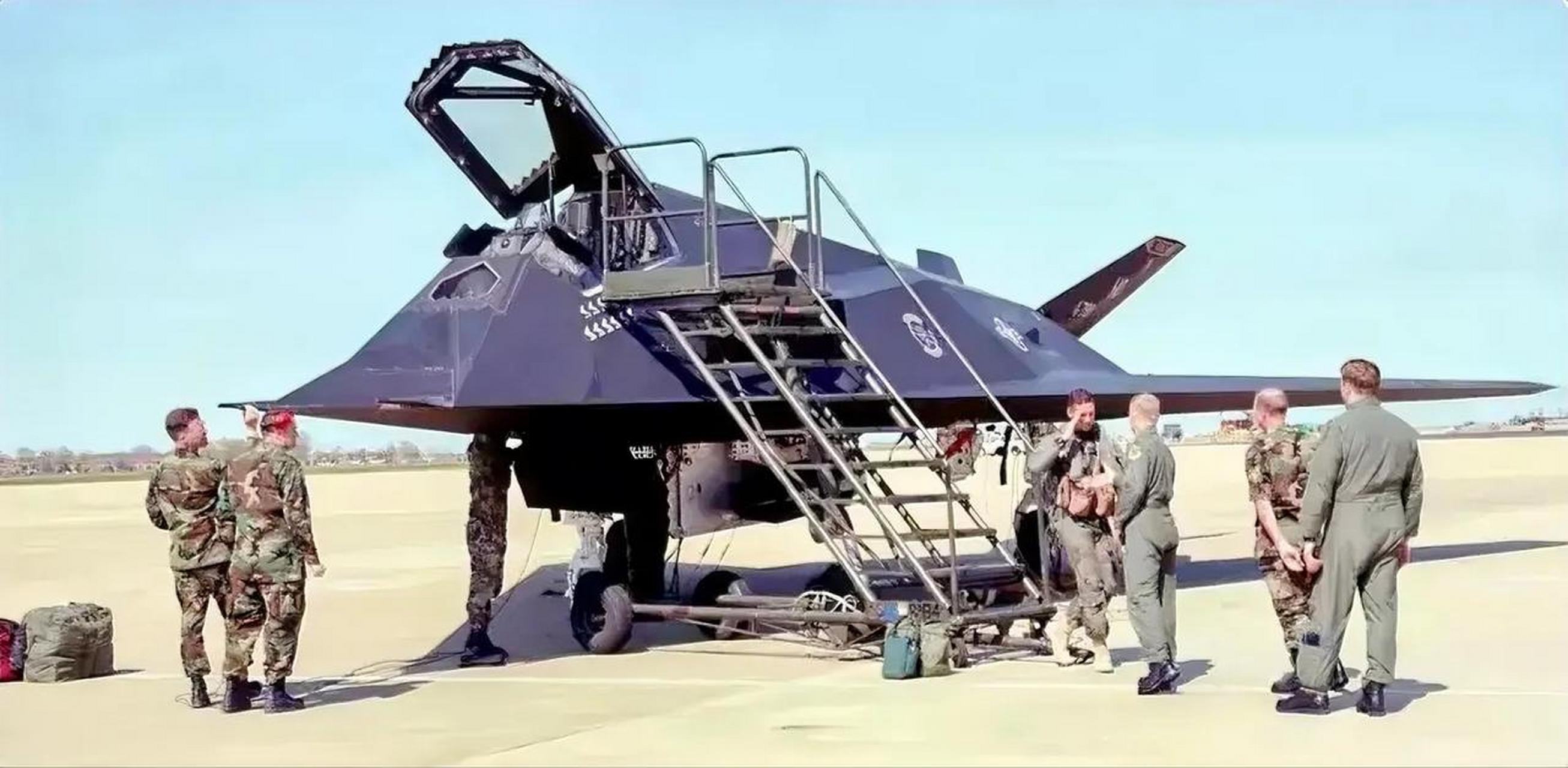 1999年,美国f117隐身轰炸机正准备投弹,谁料地面却突然出现两枚导弹