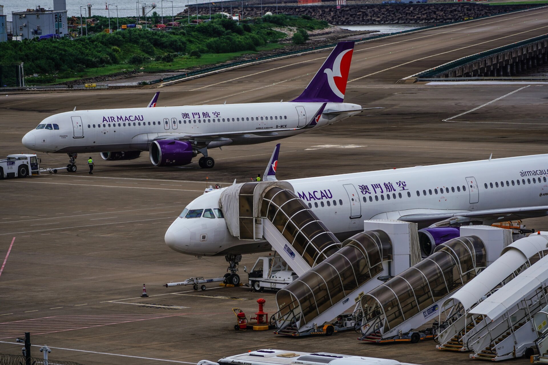 空客a320和a321直观的机身比例区别 摄于澳门国际机场 (mfm) 左侧为