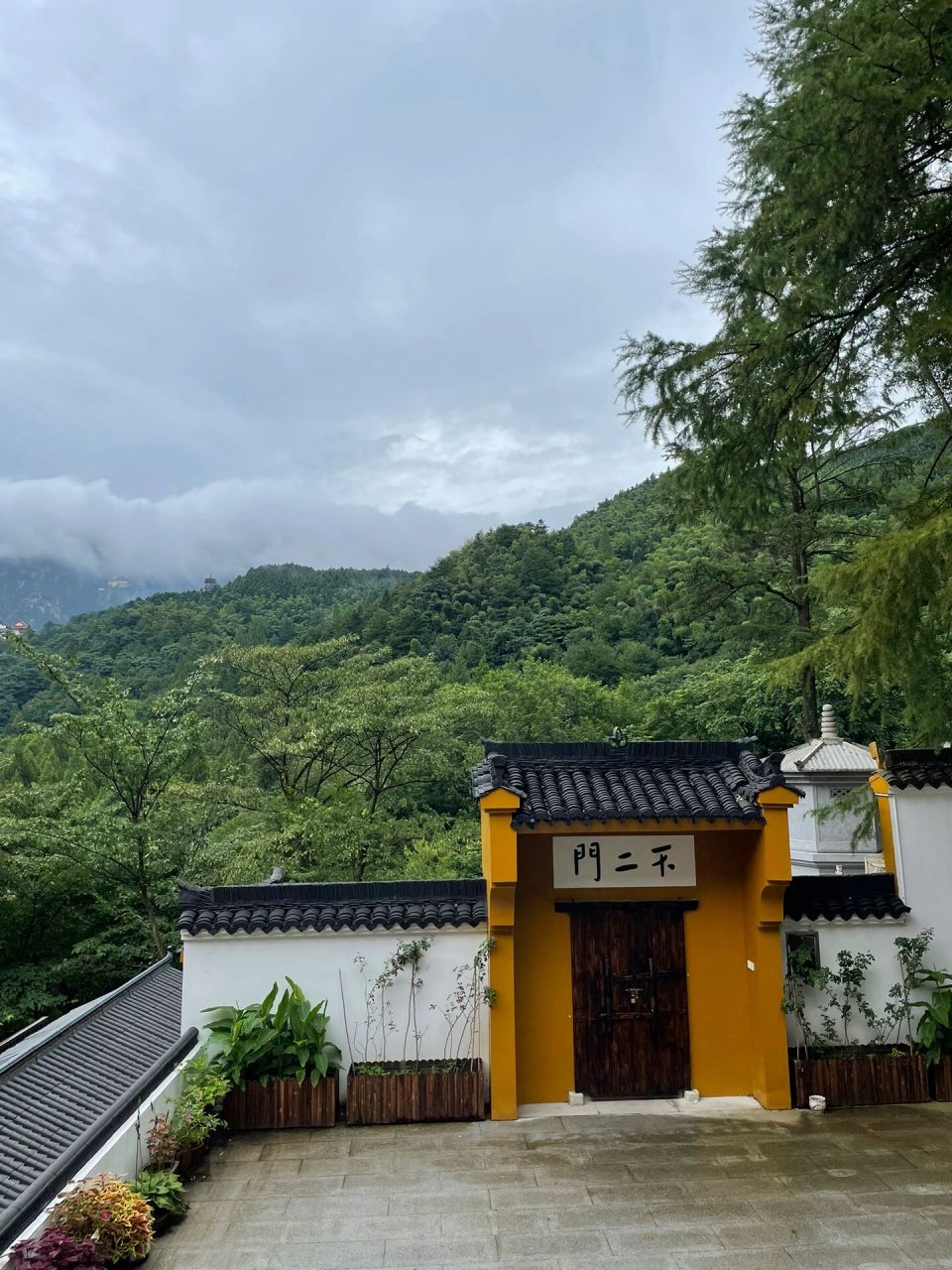 雨天的九华山92   今天天气下着小雨,九华山烟雾缭绕难得一见的风景