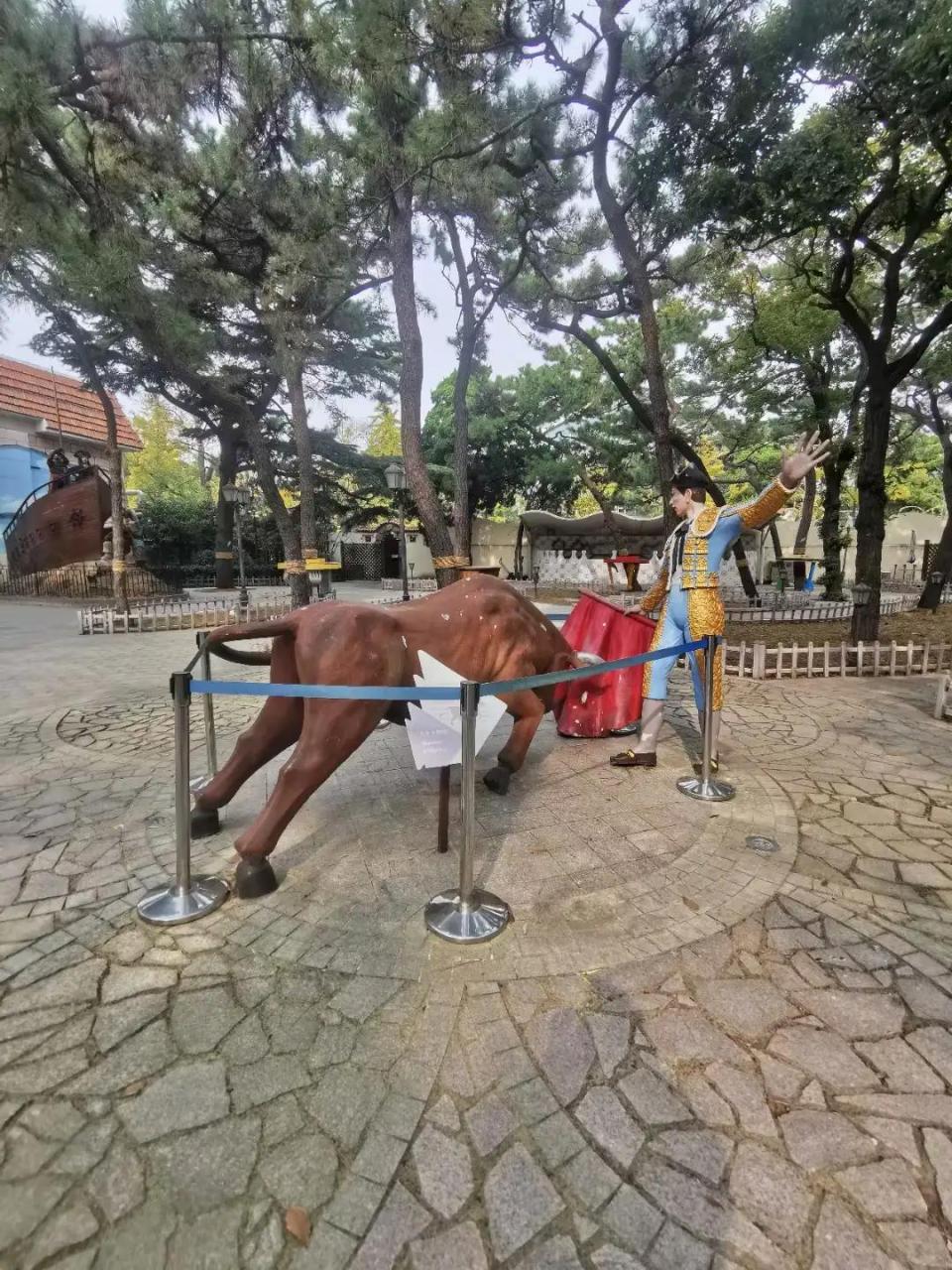 西班牙风情馆 位于青岛市八大关风景区内,是一座建于1940年的两层砖木