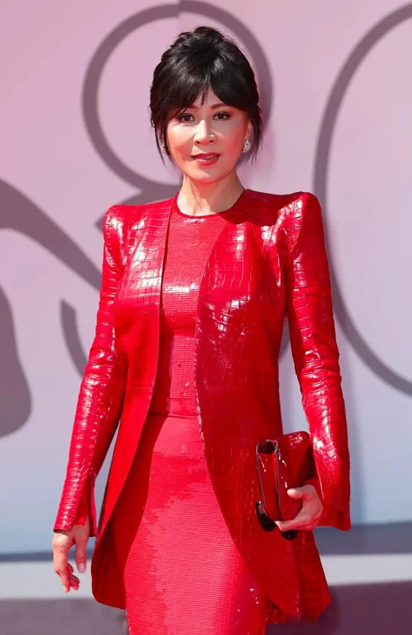 看了她的照片后,很多网友纷纷感叹道:刘嘉玲的这身穿着打扮好有年代感