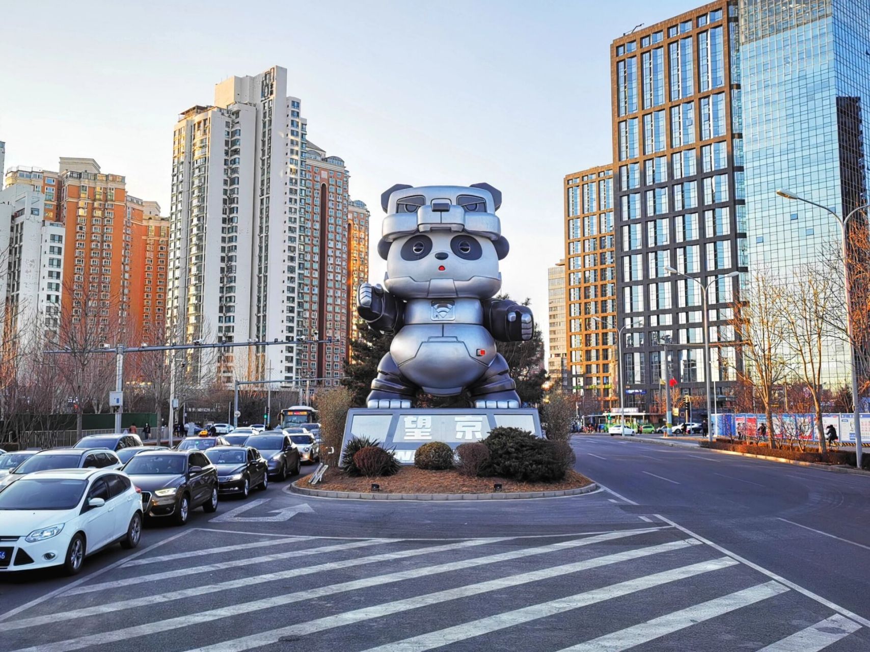 北京望京:时隔两年,熊猫变老了  在北京望京南地铁站旁边,有一个熊猫