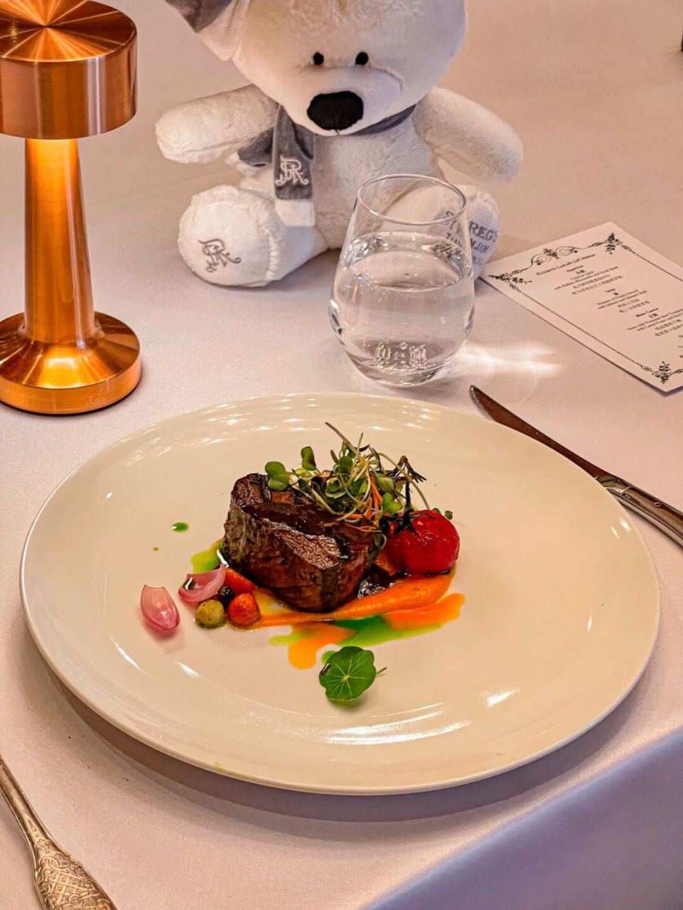 瑞吉蔚蓝海餐厅可以说是我非常喜爱的餐厅了,室内环境精致复古,充满