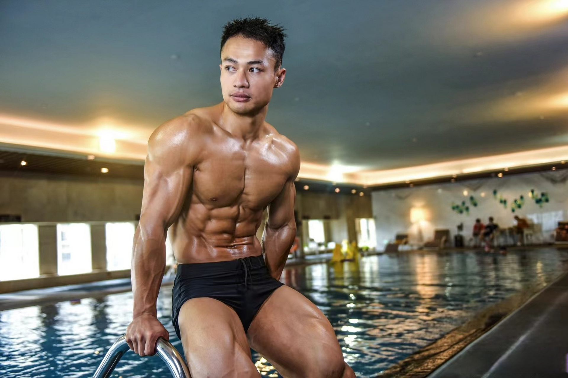 肌肉猛男去游泳回头率会不会是百分百呢#肌肉男##腹肌