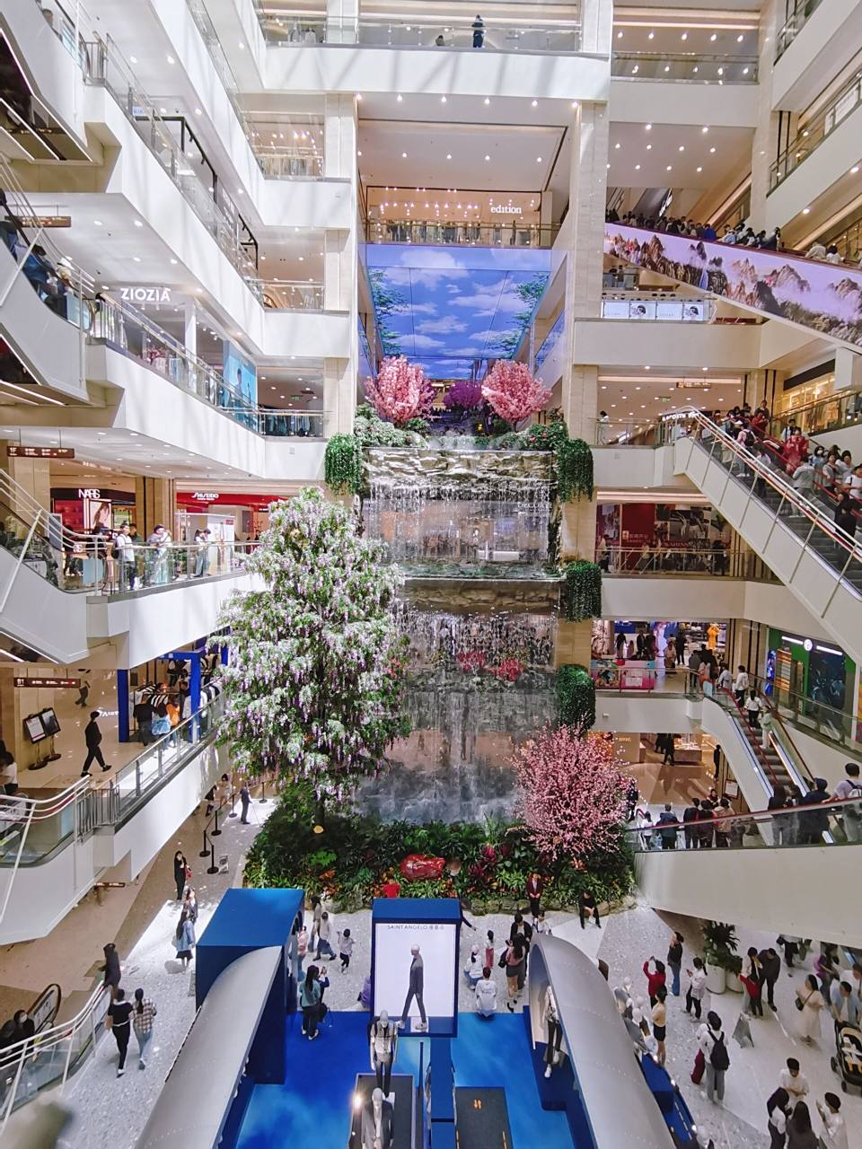 亚洲室内第一长梯~赛格 西安赛格国际购物中心, 拥有亚洲室内第一长