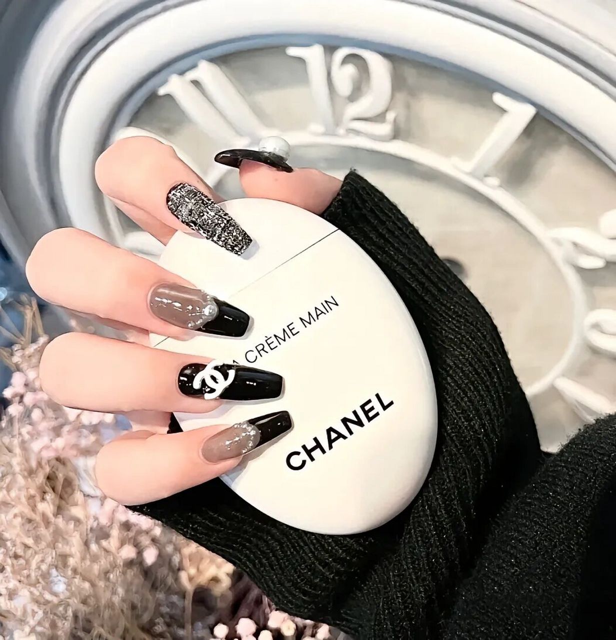 黑色系中长款美甲,绝对可以说是时尚造型的必备单品!