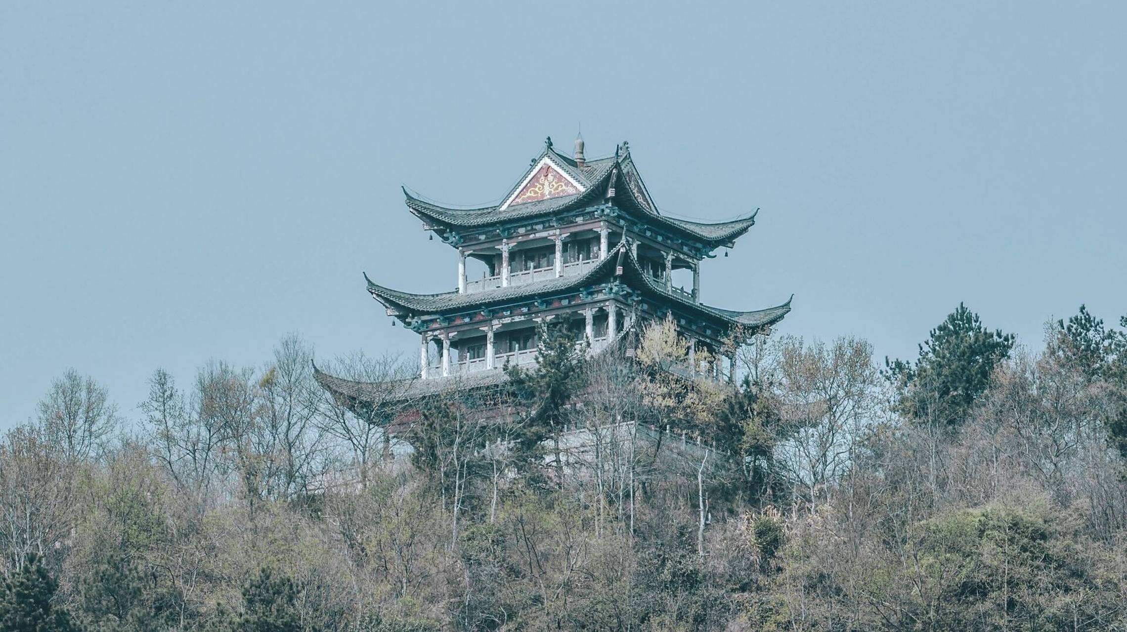 浮山山下有浮中 浮中,即浮山中学,安徽省级示范高中,浮山中学坐落安徽