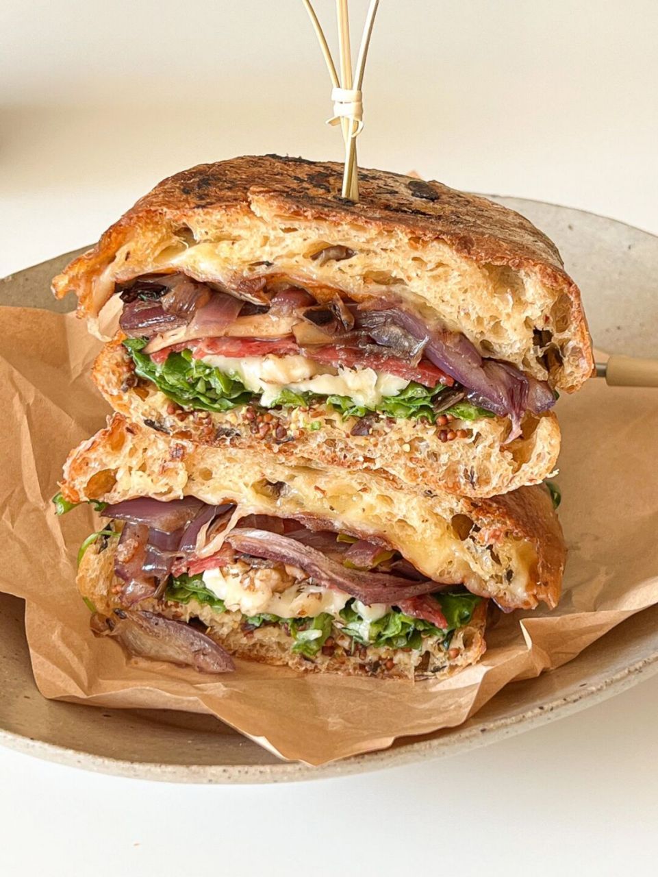 大气孔的恰巴塔做三明治真的很赞 加了香料的更绝 翻了翻冰箱堆起来的