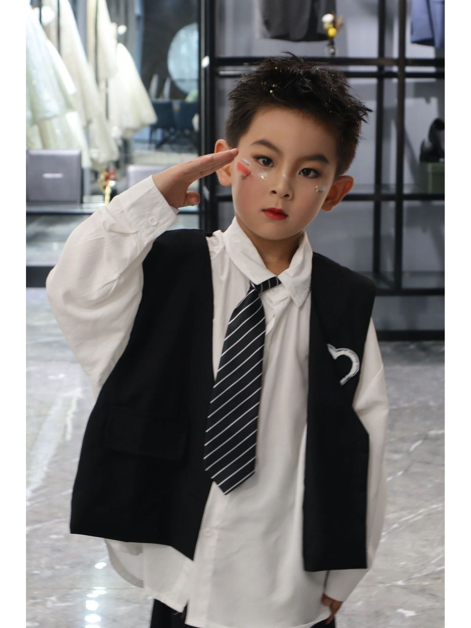 街舞小男孩真帅 第一次化妆,第一次参加比赛!摆个酷酷的pose留个纪念