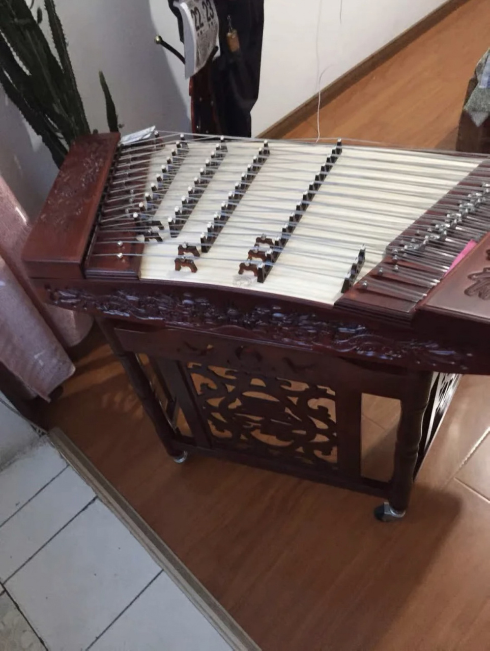出闲置二手扬琴 出一架闲置二手扬琴 九成新 没时间练了 送琴竹琴弦