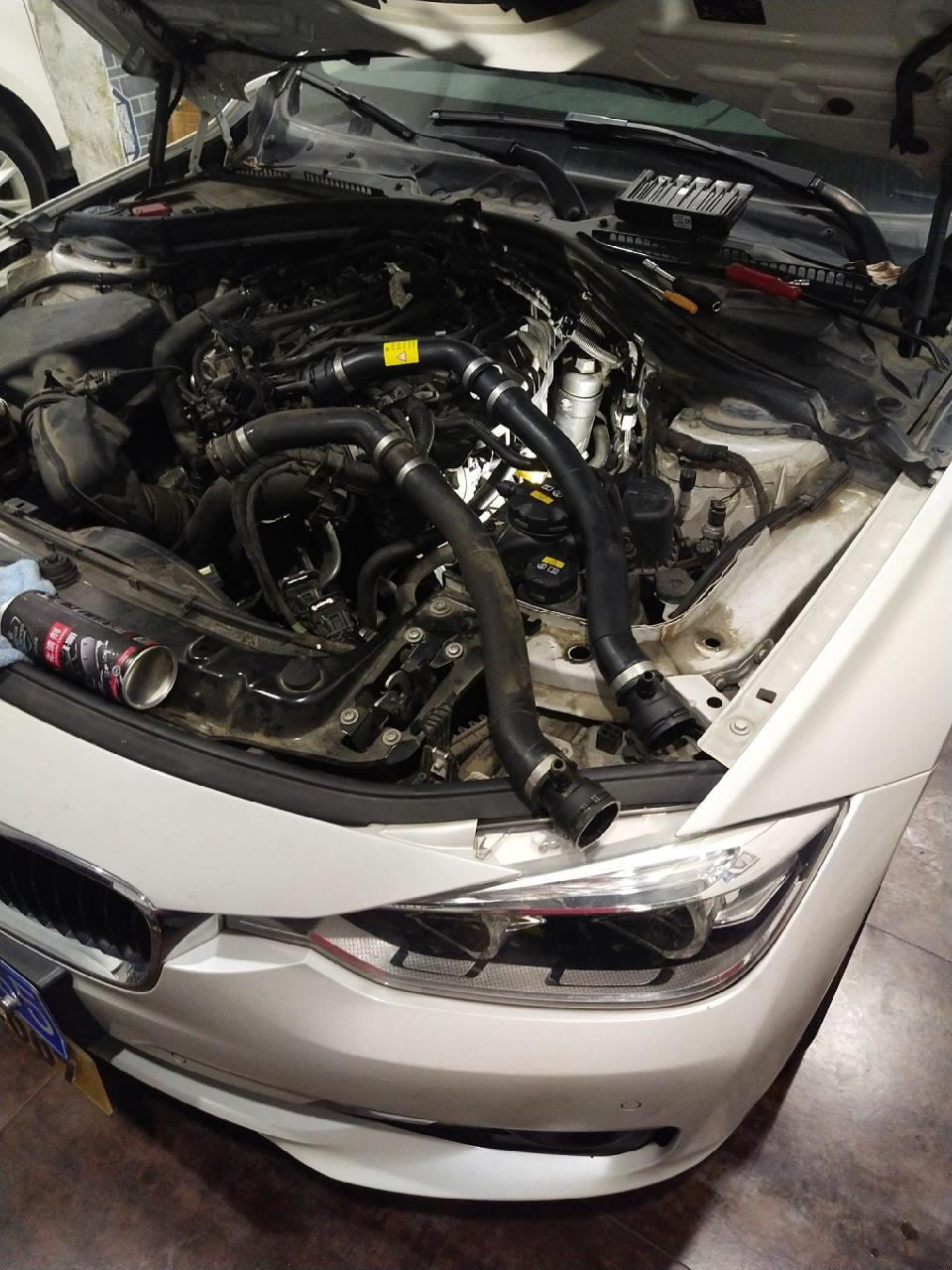 宝马三系更换水箱上水管和回水管  涡轮增压改进款进 出水管