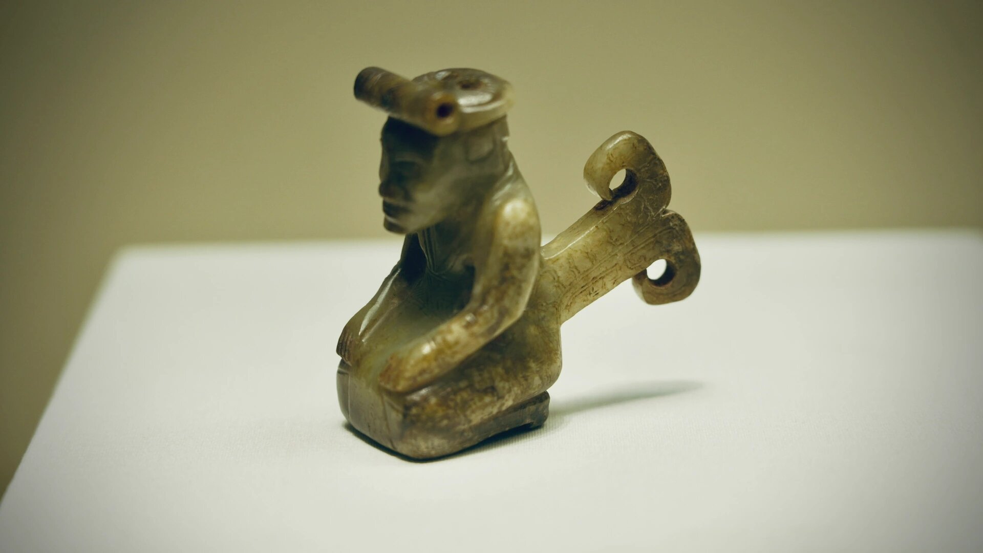 玉人】·商 【文物尺寸】高7厘米 黄褐玉 【文物描述】 玉人呈跽坐状