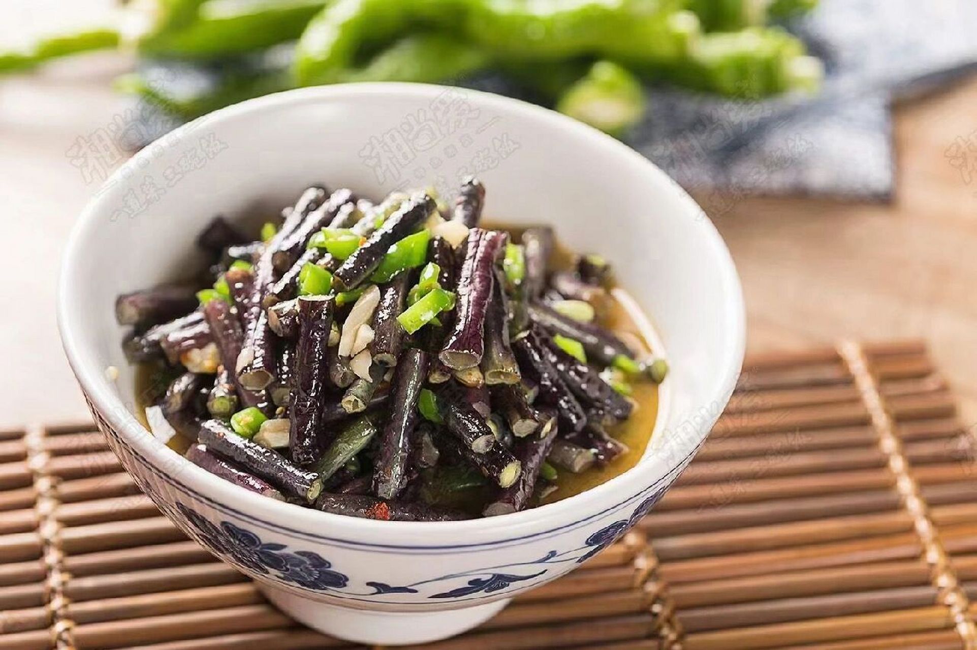 红豆角处理洗净备好, 2. 大蒜切碎备好, 3.