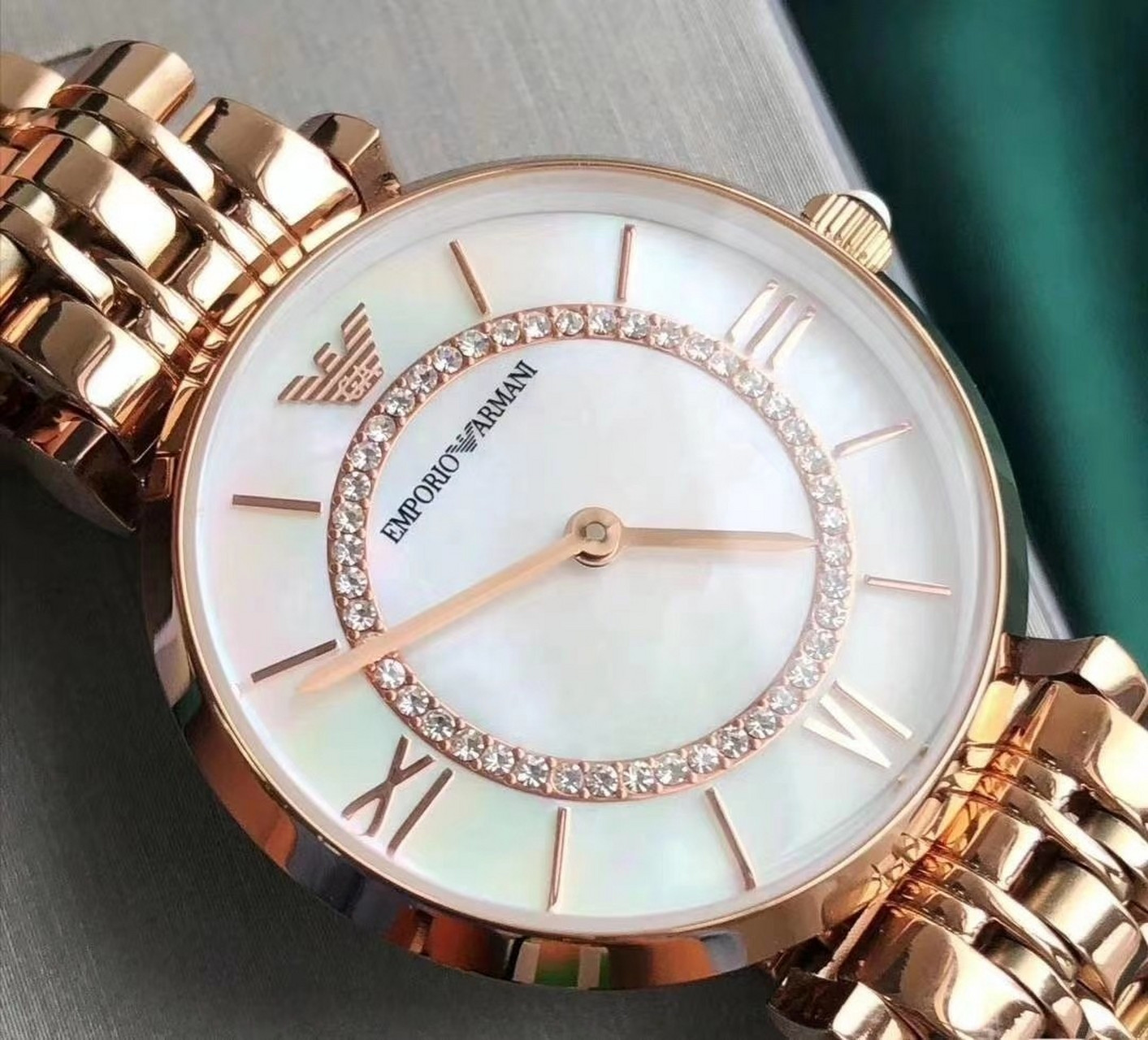 仔细观察整个表身的做工,正品的做工比较细致,假的阿玛尼摩天轮手表