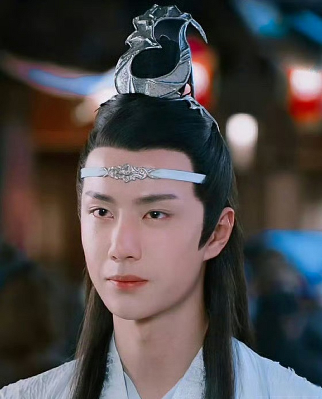 网友热议张凌赫抹额的造型更符合原著描述的蓝忘机,若当初出演陈情令