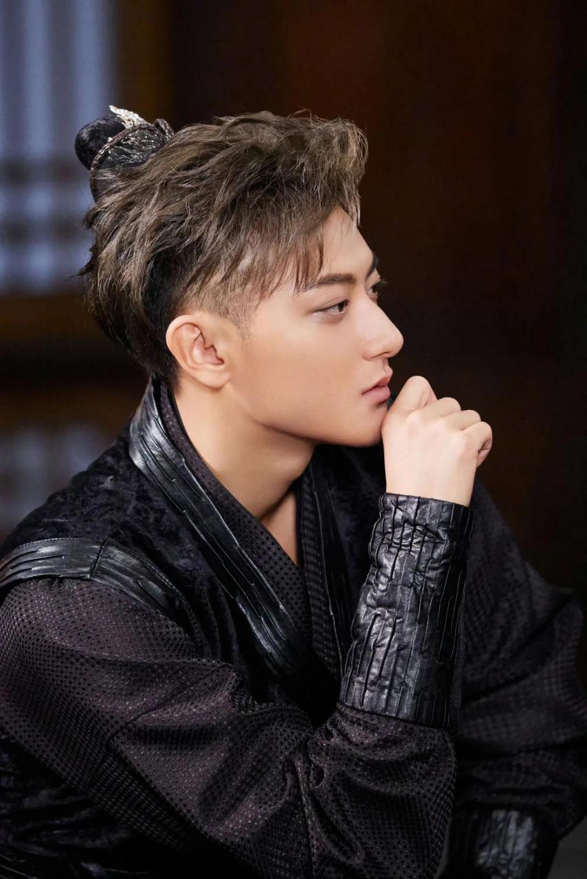 黄子韬抖音直播间里奉劝大家理性追星,"一天到晚还老公老公真逗,手都