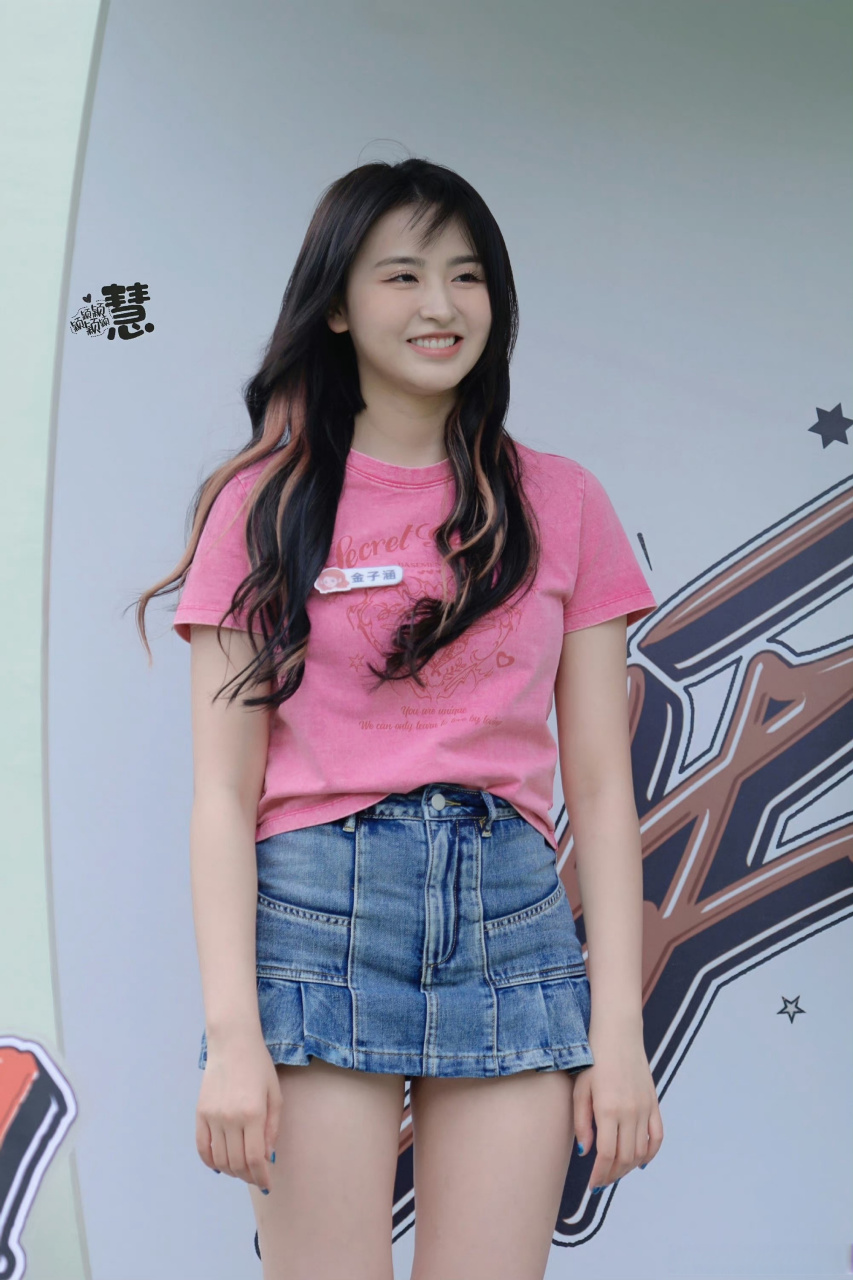 偶然看见金子涵近期活动图,这确定是女团成员不是网红之类的?