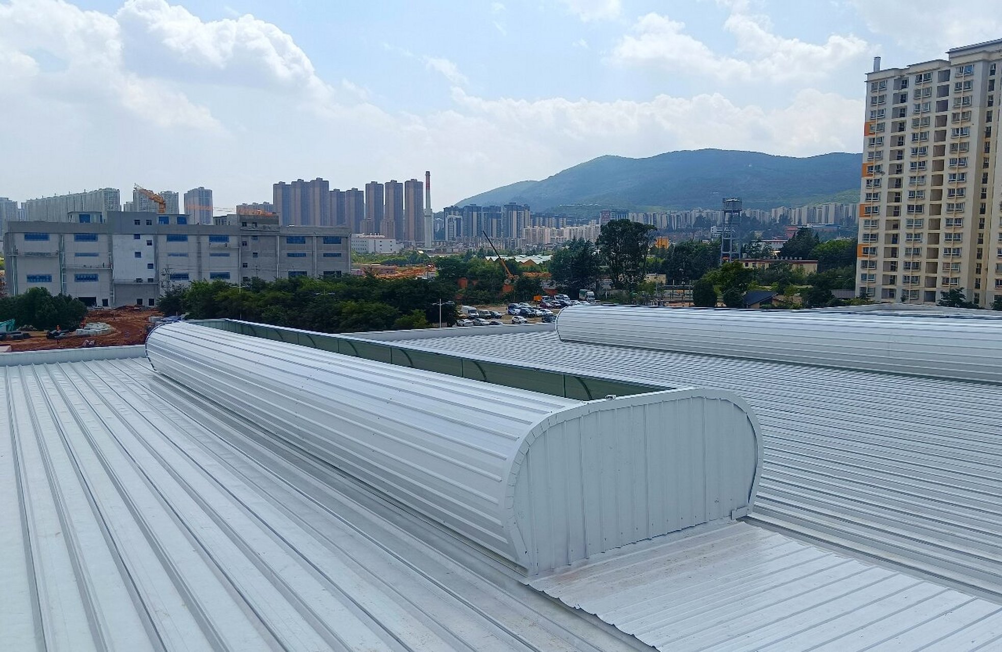 具有环保的优点,可以为工业厂房提供自然通风和排烟,降低室内温度和