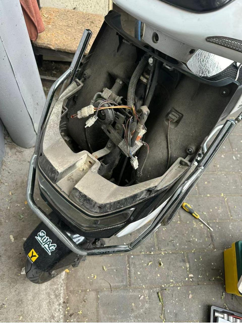 更换控制器 车主喇叭91不响了,检测一下,转换器坏了 电动车上门维修