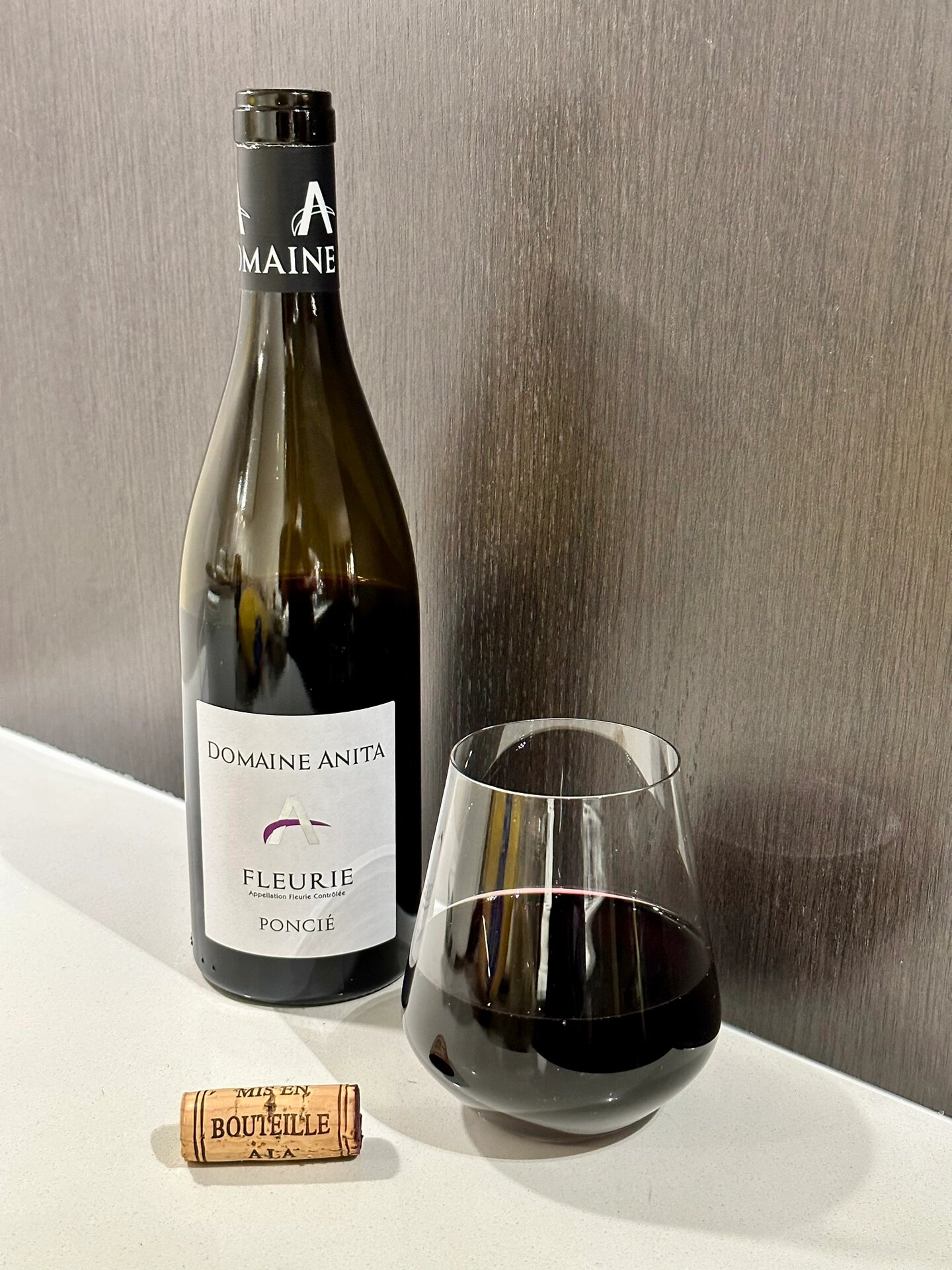 葡萄酒里喝出"玻璃渣"怎么办? 如果不介意的话,那就一口喝掉吧.