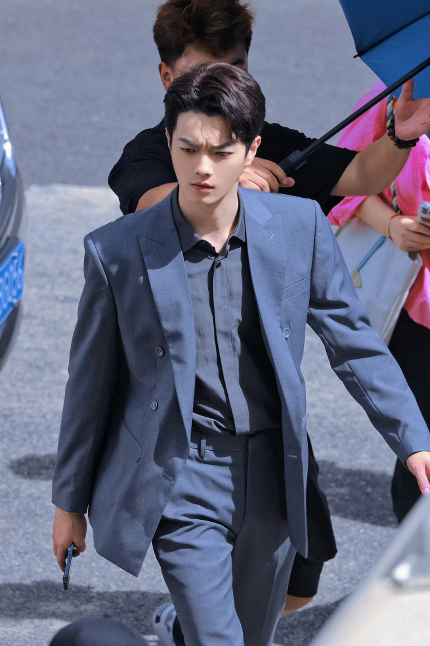 独处的姚志明:宽肩长腿霸总90 奶奶面前的姚志明:乖乖小明酱06