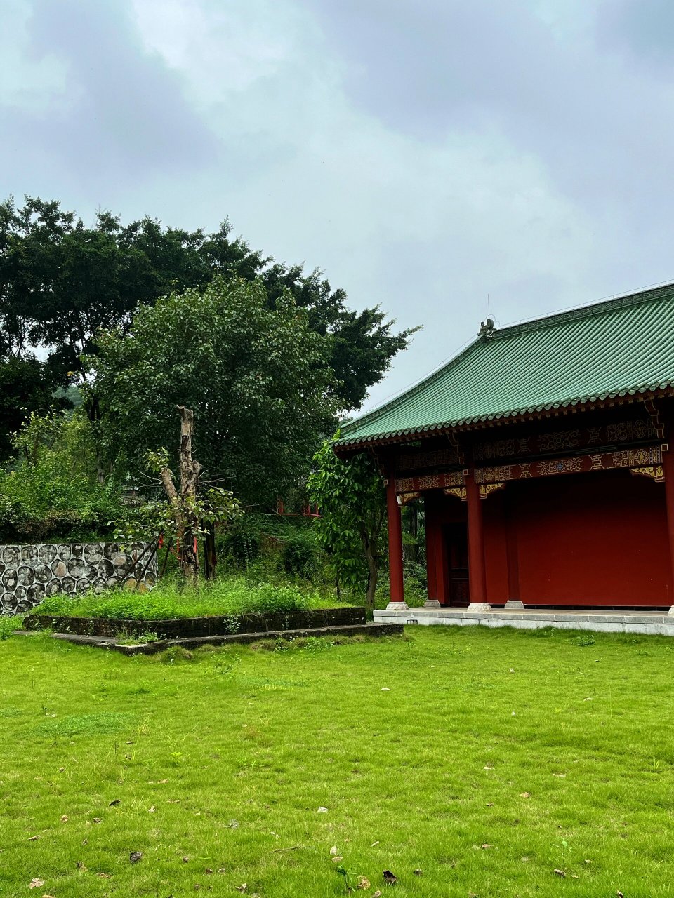 记录下此刻  六祖寺位于广东省肇庆市四会贞山风景旅游区内,原寺