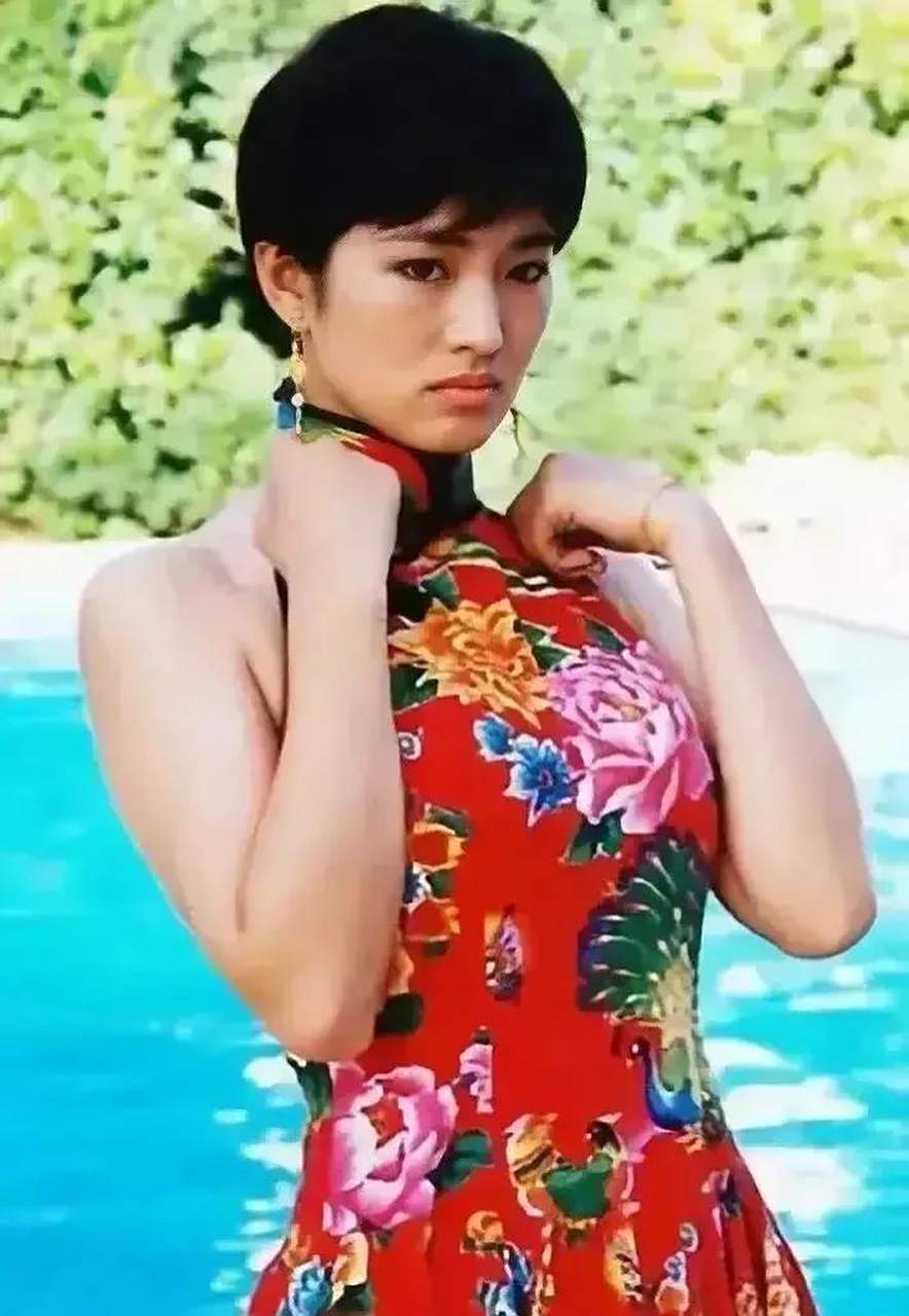 巩俐老师年轻的时候也是很有料的,妥妥的大美女一个