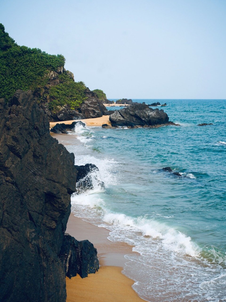 海南万宁山钦湾燕子洞图片