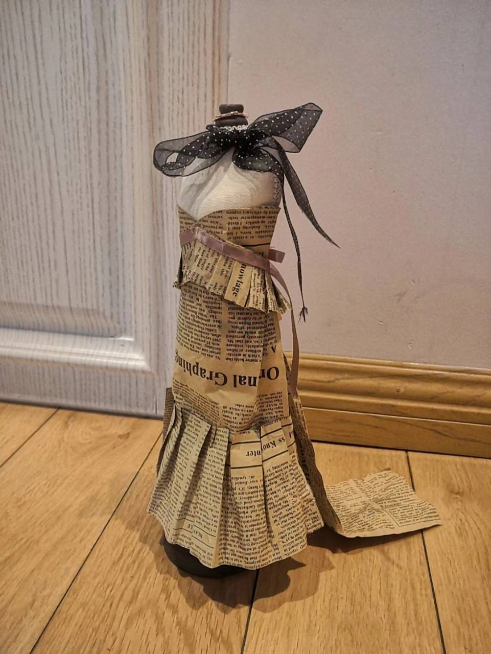 自己用报纸做的衣服,自己设计的,勿喷
