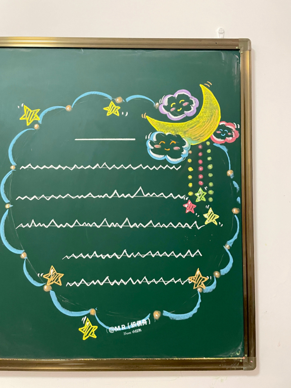 的黑板报简笔边框啊#今日快乐今日发# #笔记灵感# #粉笔画# #黑板报