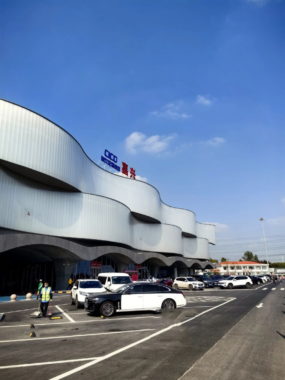 g60高速嘉兴服务区"南湖映波"       嘉兴服务区北区幕墙采用阳光板