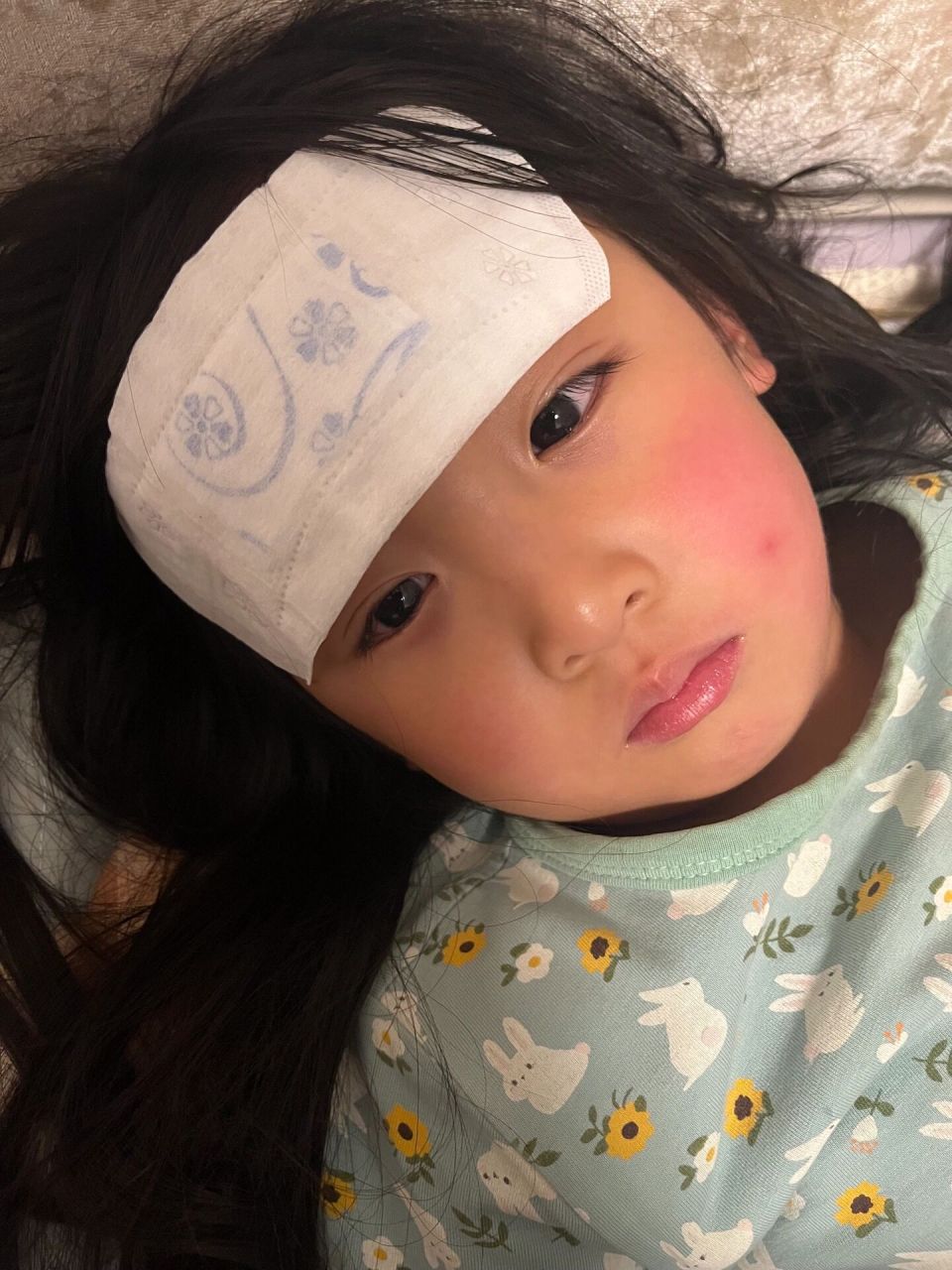 发烧不退热,大家试试用卫生巾物理降温 家里没有退热贴,物理降温小