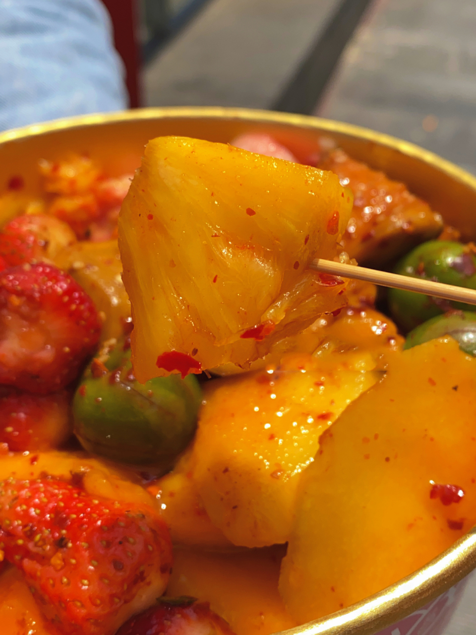 在云南的夏天一定要尝尝酸辣爽口的凉拌水果 在云南万物皆可凉拌 炎热